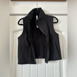 Lululemon black cropped vest size 6